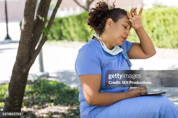 exausta, quente, enfermeira de emergência faz pausa ao ar livre - hot nurse - fotografias e filmes do acervo