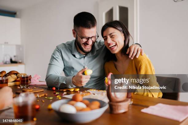 gostamos de passar férias juntos - couple chocolate - fotografias e filmes do acervo