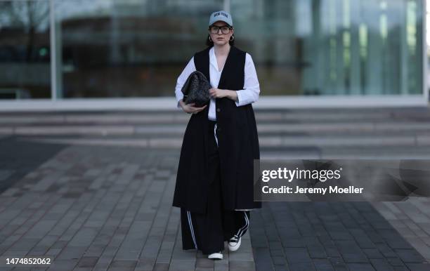 Maria Barteczko seen wearing Victoria Beckham black oversized Aviator glasses, H&M silver hoop earrings, Bershka light blue baseball cap, WENDYKEI...