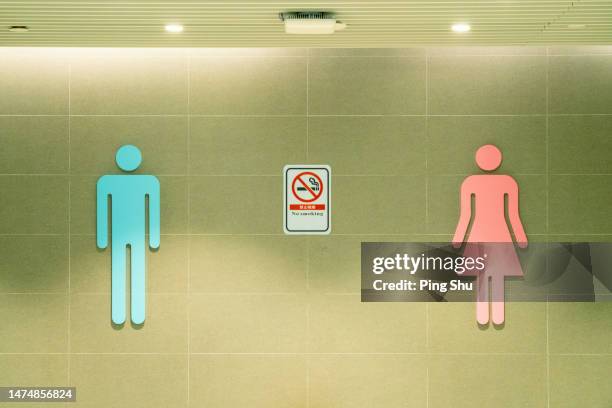 men's and women's restroom signs - restroom sign stock-fotos und bilder