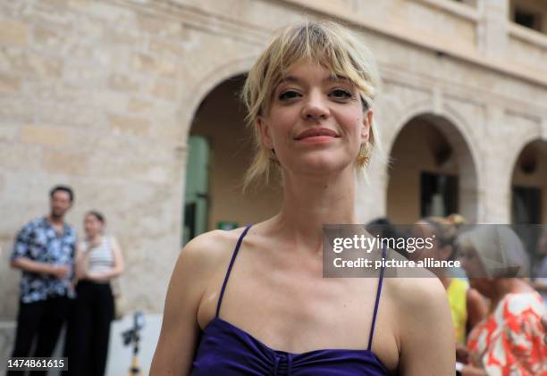 July 2023, Spain, Palma: Actress Heike Makatsch celebrates at the premiere of the TV series "King of Palma" in the courtyard of the Misericordia...