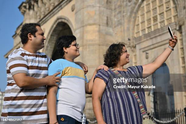 tourist mid adult woman clicking selfie with her family - father clicking selfie bildbanksfoton och bilder