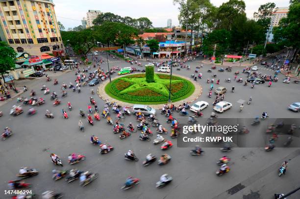 a sea of mopeds negotiating roundabout. - verkehrschaos stock-fotos und bilder