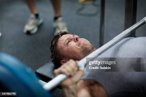 man doing benchpress in gym - gewichtheffen krachttraining stockfoto's en -beelden