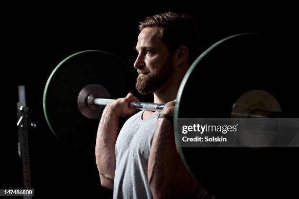 man weightlifting in gym - mann gewichtheben stock-fotos und bilder