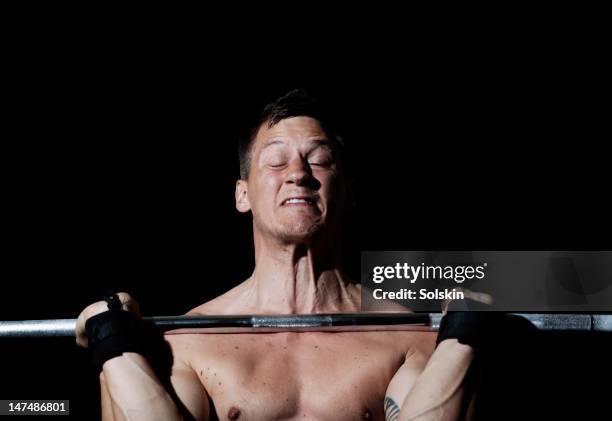 man weightlifting in gym gym - weight lifting stockfoto's en -beelden