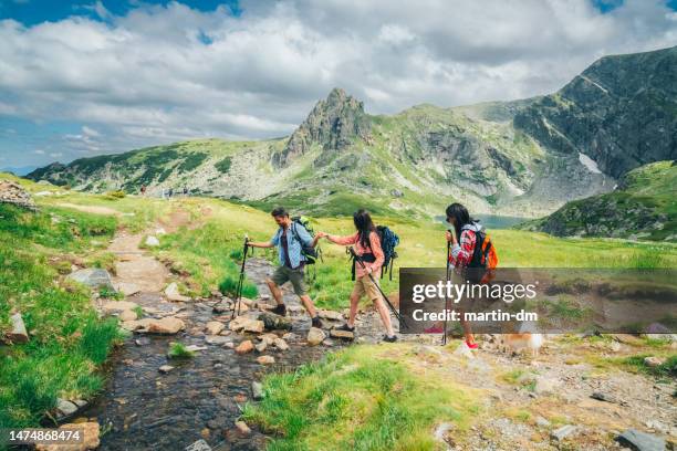 ご友人とご一緒にハイキング - bulgaria ストックフォトと画像