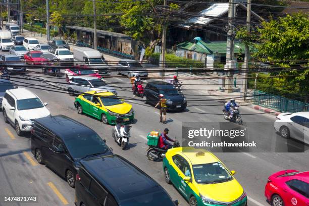queued traffic after car accident - verkeerspolitie stockfoto's en -beelden