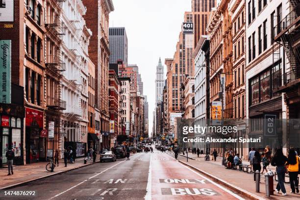 broadway road going through soho shopping district, new york, usa - soho new york stockfoto's en -beelden