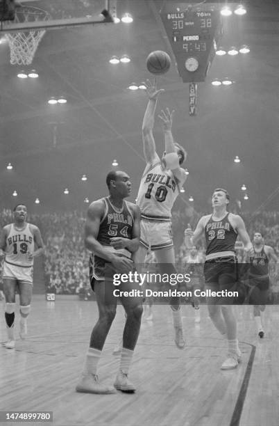 Bob Boozer and Possibly Erickson of the Chicago Bulls and Luke Jackson , Billy Cunningham and Wali Jones of the Philadelphia 76ers at the...