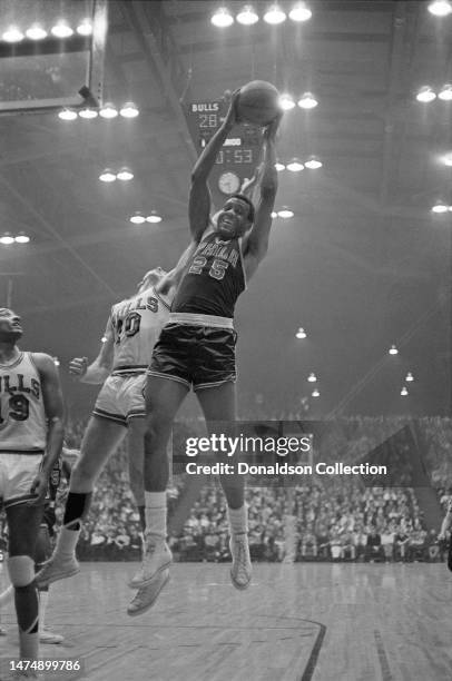 Bob Boozer , and possibly Keith Erickson of the Chicago Bulls and Chet Walker of the Philadelphia 76ers at the International Amphitheatre on March 1,...