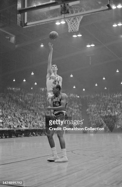 Jerry Sloan of the Chicago Bulls and Luke Jackson of the Philadelphia 76ers at the International Amphitheatre on March 1, 1967 in Chicago, Illinois.