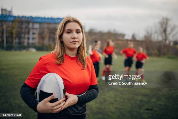 rugbyspielerin - rugby portraits stock-fotos und bilder