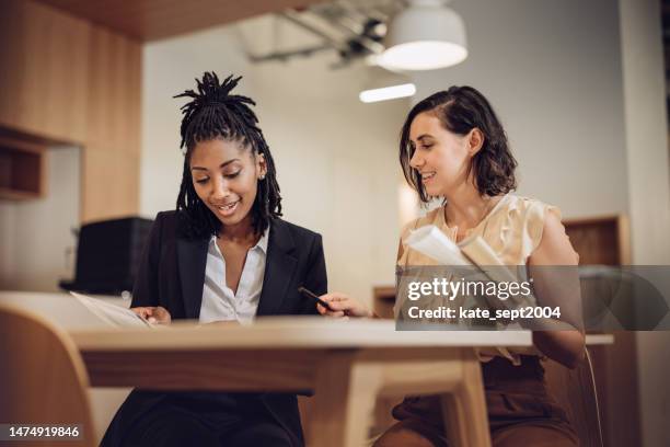 success doesn't come from what you do occasionally,it comes from what you do consistently - competência imagens e fotografias de stock