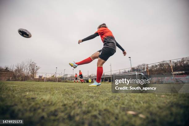 une joueuse de rugby tirant un penalty - essayer de marquer photos et images de collection