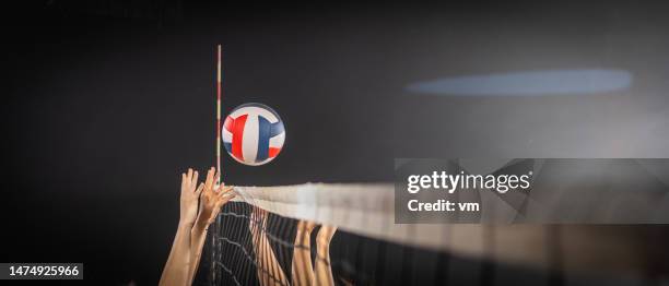 atletas femeninas lanzando pelota de voleibol - volleyball fotografías e imágenes de stock