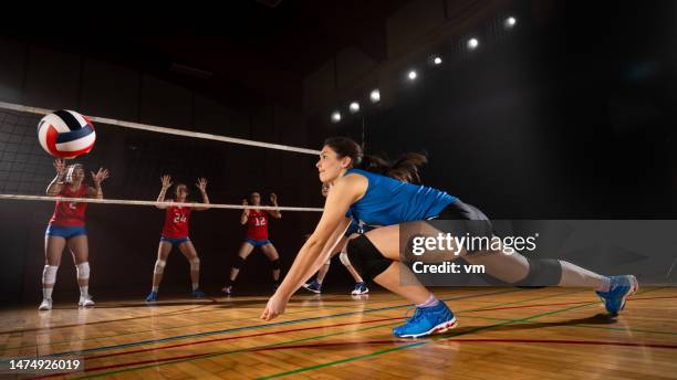 woman volleyball player hitting ball - kniebeschermer stockfoto's en -beelden