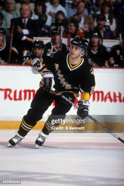 Luc Robitaille of the Pittsburgh Penguins skates on the ice during an NHL game against the Philadelphia Flyers on April 16, 1995 at the Spectrum in...