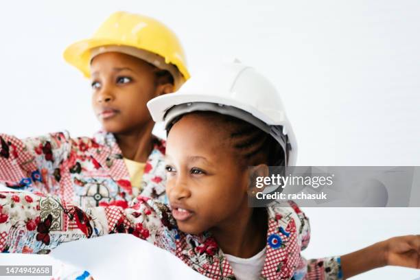 afrikanische zwillinge sind dabei, ein neues projekt zu bauen - kids costume engineer stock-fotos und bilder