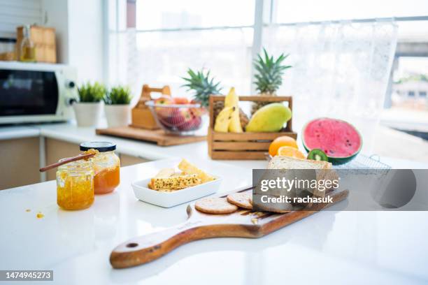 frühstück mit marmelade und brot - marmalade sandwich stock-fotos und bilder