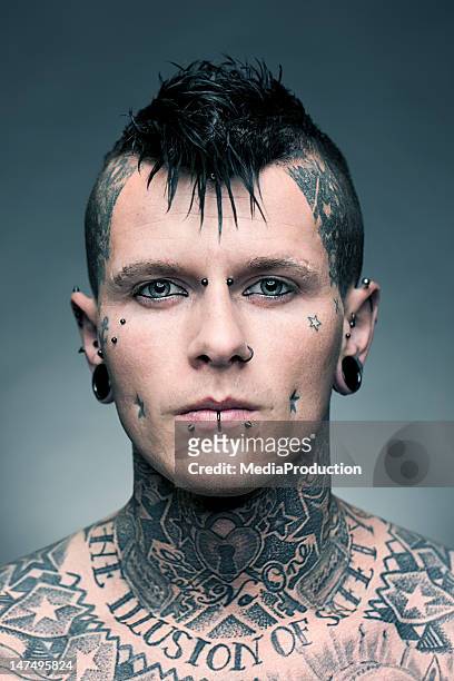 artiste tatoueur portrait - coiffure punk photos et images de collection