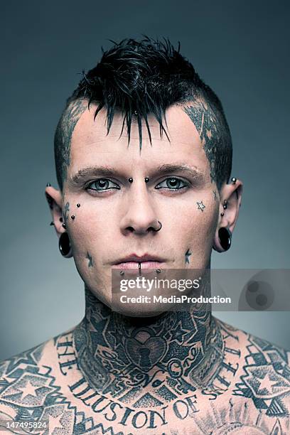 artista de tatuagem retrato - brinco de lábio imagens e fotografias de stock