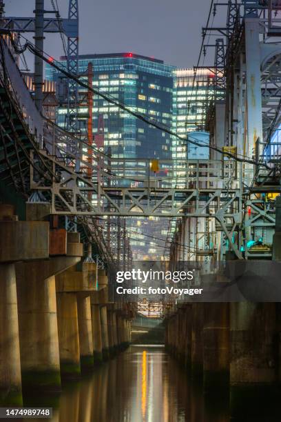 wolkenkratzer und pylonen futuristische neonnacht stadtbild osaka japan - railway bridge stock-fotos und bilder