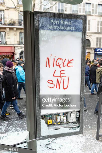 Panneau d'affichage lumineux d'un abri-bus vandalisé avec une inscription "Nique le SNU" lors de la manifestation contre la réforme reculant l'âge de...