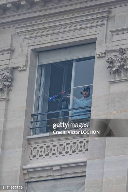 Caméraman de presse filmant depuis une fenêtre en hauteur d'un immeuble lors de la manifestation contre la réforme reculant l'âge de départ à la...