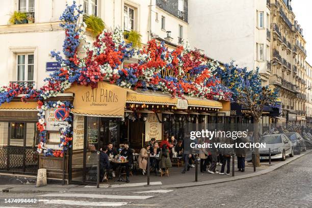 Café fleuri "Le Vrai Paris Montmartre" le 21 février 2023 à Paris.