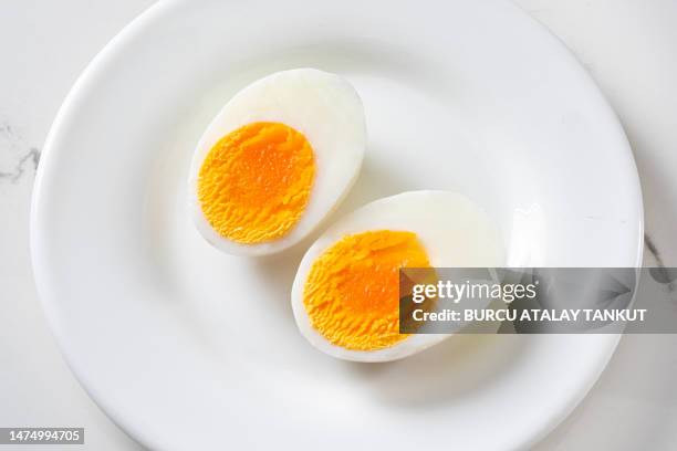 half cut boiled egg - hartgekochtes ei stock-fotos und bilder