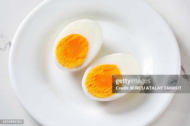 half cut boiled egg - gekochtes ei stock-fotos und bilder