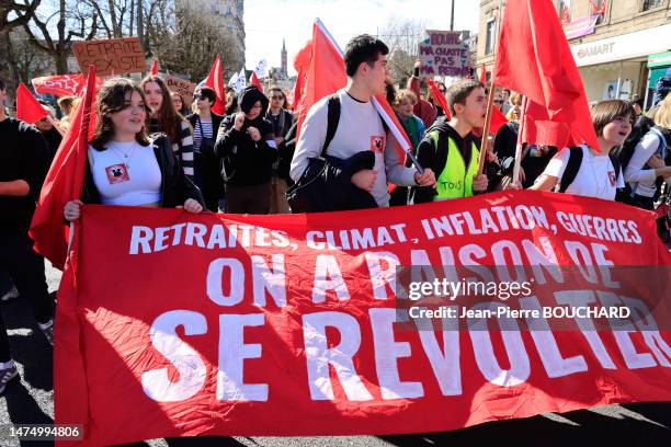 Banderole "On a raison de se révolter" lors de manifestation contre la réforme reculant l'âge de départ à la retraite à 64 ans le 15 mars 2023 à...