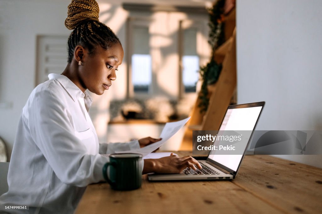 Beschäftigt geschäftsfrau, die von zu Hause aus arbeiten