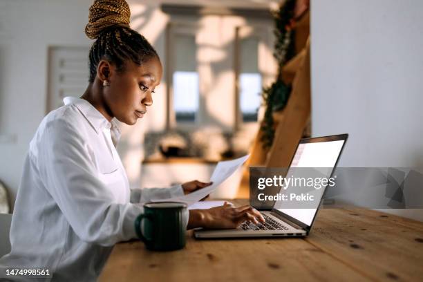 busy businesswoman working from home - secretária temporária imagens e fotografias de stock