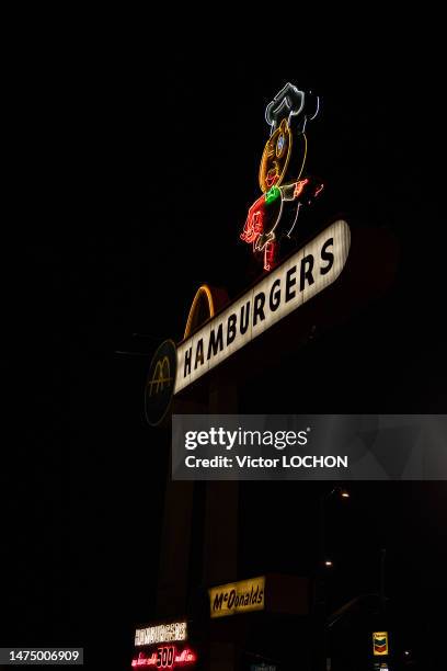 Enseigne lumineuse "Hamburgers" du plus vieux fast food McDonalds du monde toujours en activité dans le quartier de Downey à Los Angeles le 8...