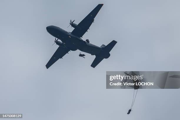 Avion Transall de l'armée de l'air procédant au largage aérien de matériel parachuté lors d'un entrainement militaire à un conflit de haute intensité...
