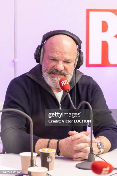 Le chef cuisinier Philippe Etchebest lors d'une émission de la radio RTL au Salon de l'Agriculture le 25 février 2023 à Paris.