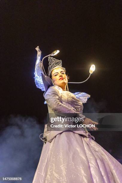 Jeune femme avec un déguisement lors du défilé des 150 ans du carnaval de Nice le 18 février 2023.