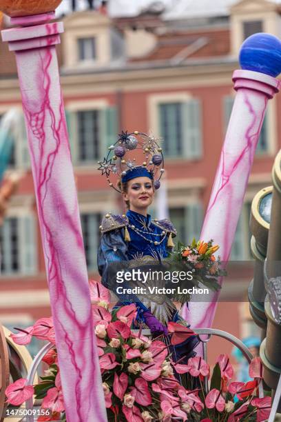 Jeune femme avec un déguisement lors du défilé des 150 ans du carnaval de Nice le 18 février 2023.