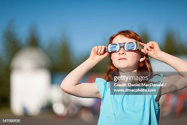 watching solar eclipse - brillen en lenzen stockfoto's en -beelden