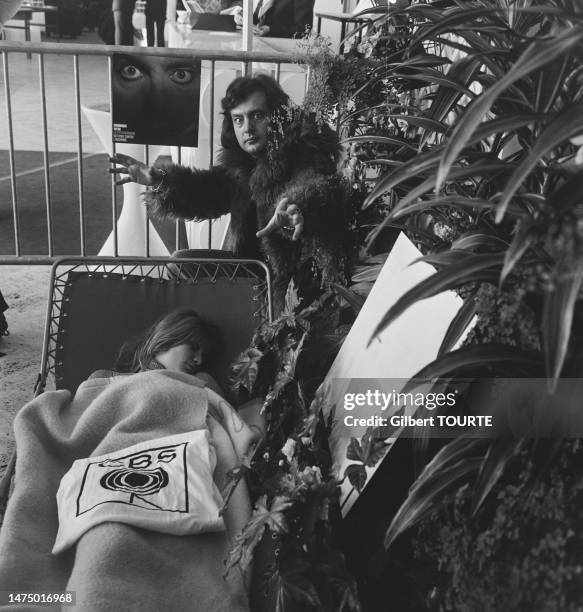 Hypnotiseur Dominique Webb lors du salon du Midem à Cannes en janvier 1972