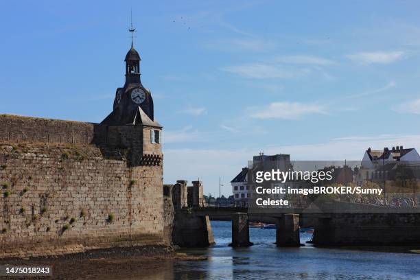 at the harbour of concarneau, the south-western corner of the ramparts of the ville close, brittany, france - castelo stock-grafiken, -clipart, -cartoons und -symbole
