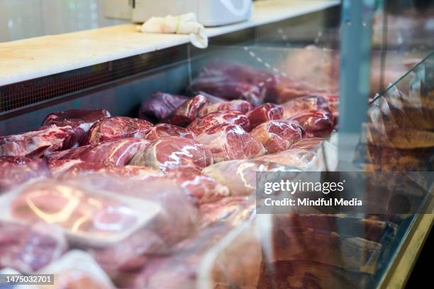 close view of butcher's shop meat cuts display - produto de carne imagens e fotografias de stock