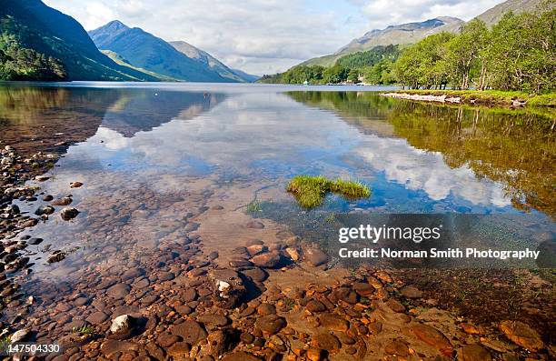 loch shiel at glenfinnan - loch shiel fotografías e imágenes de stock