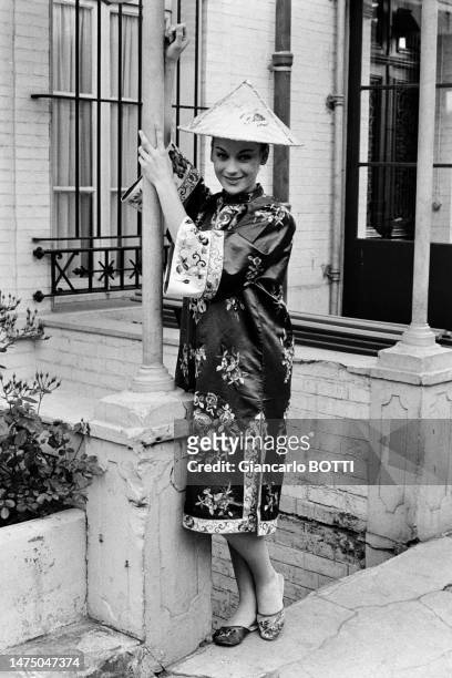 Geneviève Grad portant un costume traditionnel chinois pour le tournage du film 'Le Gendarme à New York', en juillet 1965.