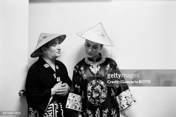 Louis de Funès et Geneviève Grad portant des costumes traditionnels chinois pour le tournage du film 'Le Gendarme à New York', en juillet 1965.