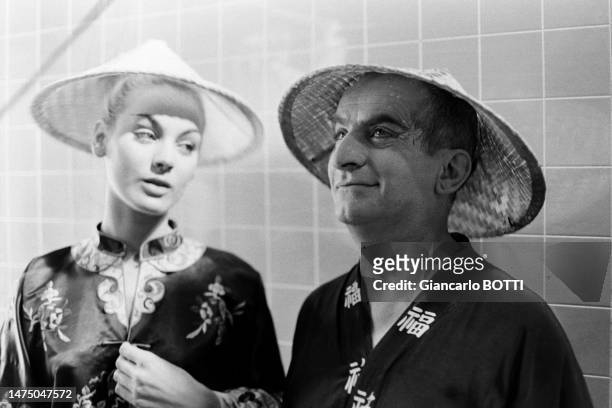 Geneviève Grad et Louis de Funès portant des costumes traditionnels chinois pour le tournage du film 'Le Gendarme à New York', en juillet 1965.