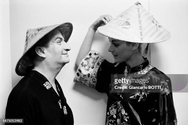 Louis de Funès et Geneviève Grad portant des costumes traditionnels chinois pour le tournage du film 'Le Gendarme à New York', en juillet 1965.