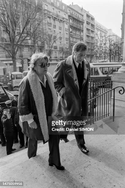 Simone Signoret et Yves Montand à l'enterrement d'Henri Langlois à l'église Sainte-Anne de la Butte aux Cailles, le 18 janvier 1977, à Paris.
